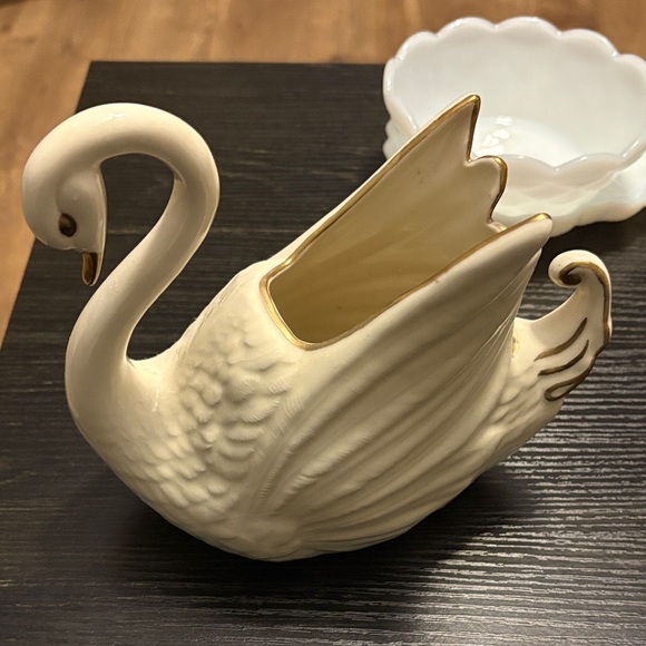 unbranded Other - White swan flower pot